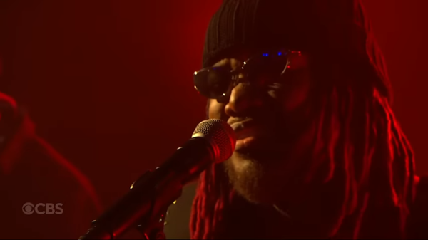 Leon Thomas Makes TV Debut Performing “MUTT”